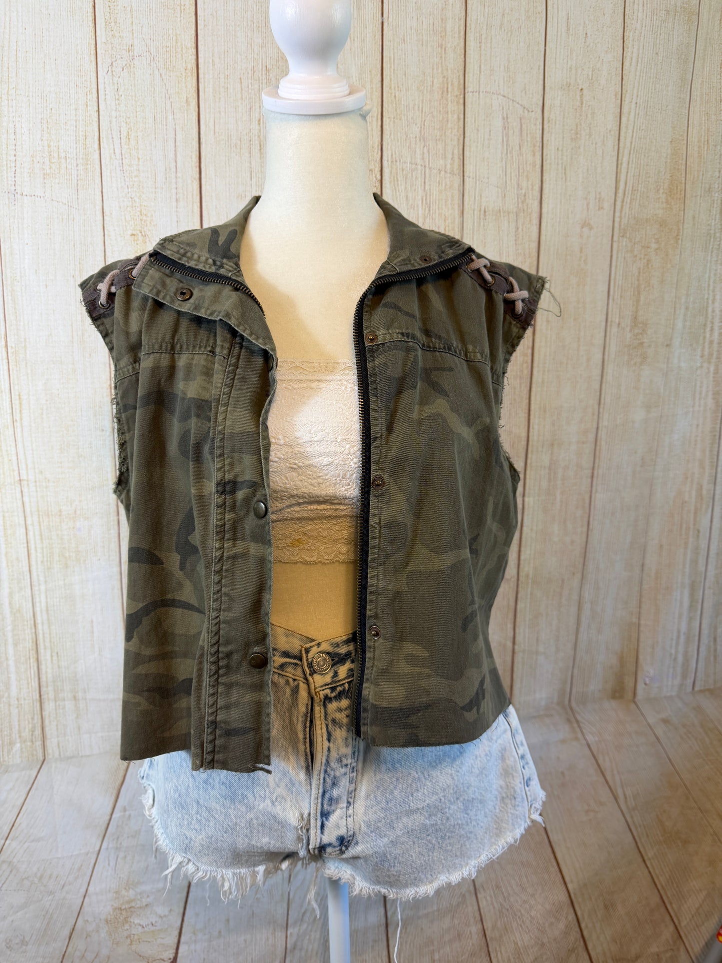 American Pride Cropped Camo Vest | Size Medium